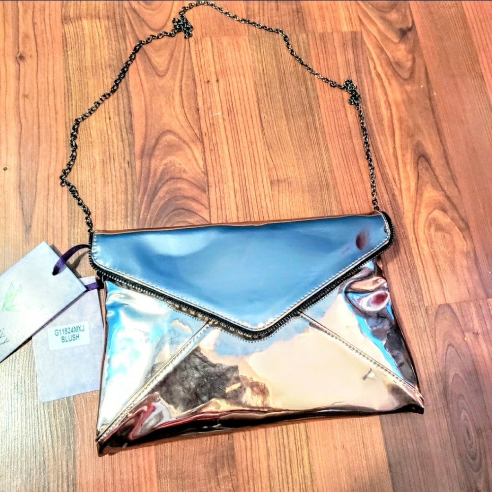 NWT Lily and ivy copper tone clutch